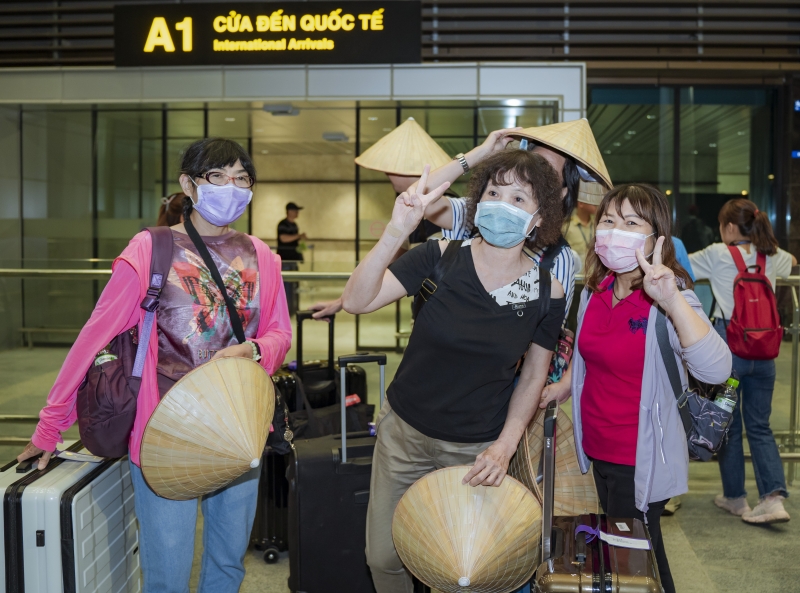 Những hành khách đi trên chuyến bay trực tiếp đầu tiên từ sân bay quốc tế Đà Bắc (Đài Loan) đến Huế