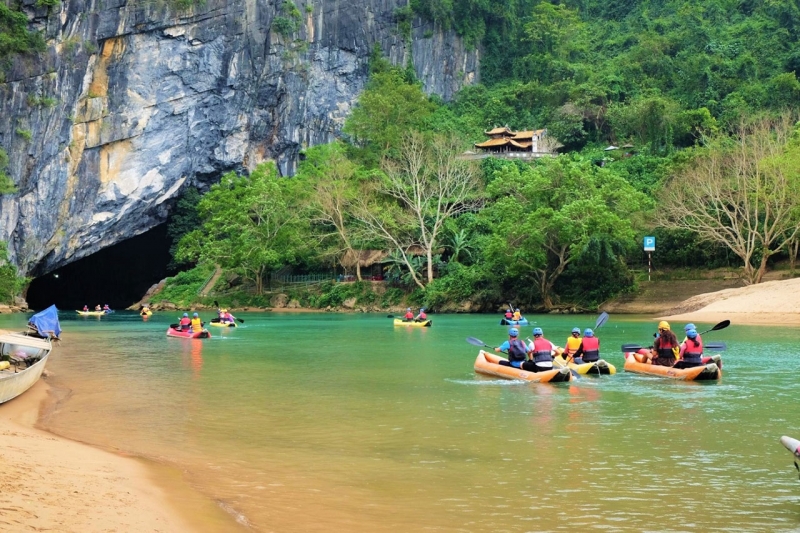 Du khách chèo thuyền Kayak tại động Phong Nha, Quảng Bình.