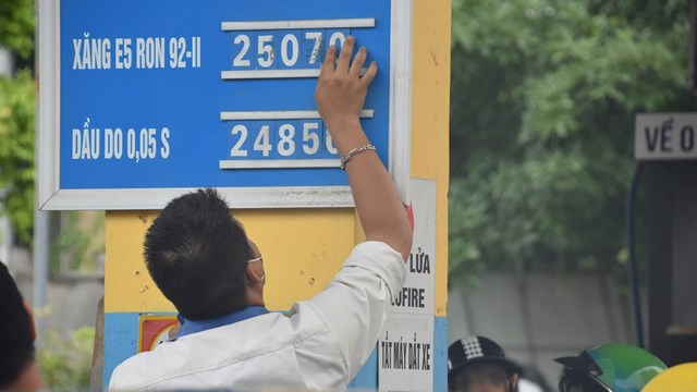 Đưa giá xăng về ngưỡng 20.000 đồng/lít là điều cấp thiết