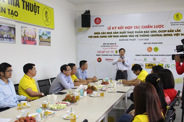 dua-thuc-pham-dac-san-ocop-dak-lak-v224o-he-thong-si234u-thi-central-retail_1.jpg dua-thuc-pham-dac-san-ocop-dak-lak-v224o-he-thong-si234u-thi-central-retail_1.jpg