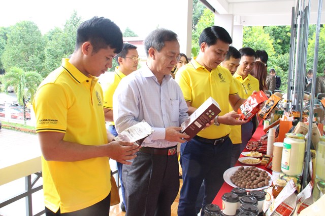 dua-thuc-pham-dac-san-ocop-dak-lak-v224o-he-thong-si234u-thi-central-retail_2.jpg dua-thuc-pham-dac-san-ocop-dak-lak-v224o-he-thong-si234u-thi-central-retail_2.jpg