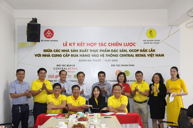 dua-thuc-pham-dac-san-ocop-dak-lak-v224o-he-thong-si234u-thi-central-retail_3.jpg dua-thuc-pham-dac-san-ocop-dak-lak-v224o-he-thong-si234u-thi-central-retail_3.jpg