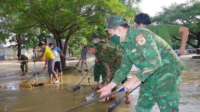 Đứng dậy sau mưa lũ