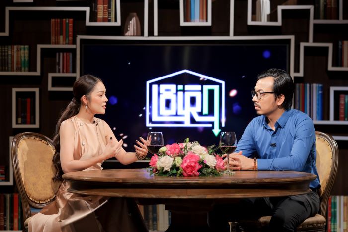 Dương Cẩm Lynh trò chuyện với MC Đinh Tiến Dũng