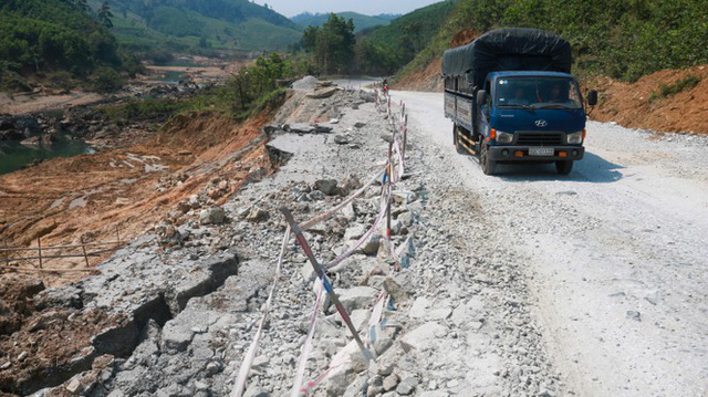 Đường huyết mạch qua Quảng Nam vẫn ngổn ngang di chứng sạt lở - Ảnh 3.