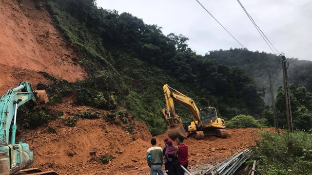 Đường lên Cửa khẩu quốc tế Cầu Treo sạt lở nghiêm trọng