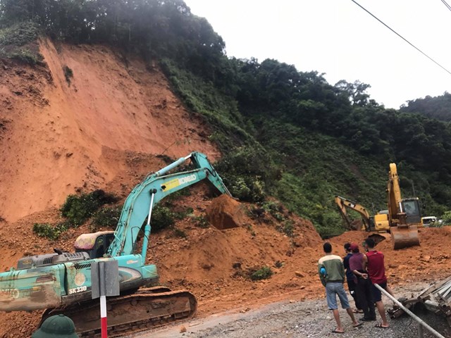 duong-l234n-cua-khau-quoc-te-cau-treo-sat-lo-nghi234m-trong_2.jpg