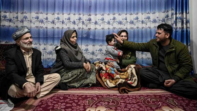 Em bé sơ sinh bị lạc khi sơ tán khỏi Afghanistan được toàn tụ với gia đình