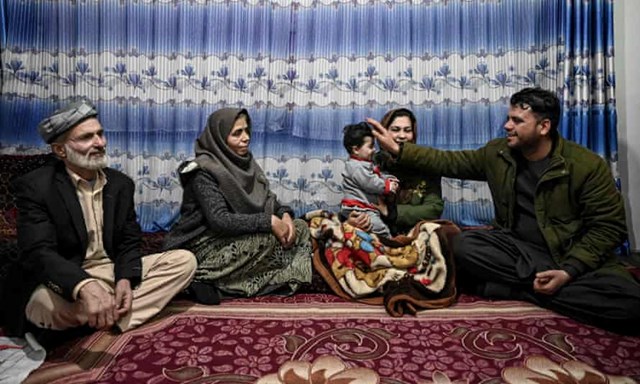 em-b233-so-sinh-bi-lac-khi-so-t225n-khoi-afghanistan-duoc-to224n-tu-voi-gia-d236nh_2.jpeg