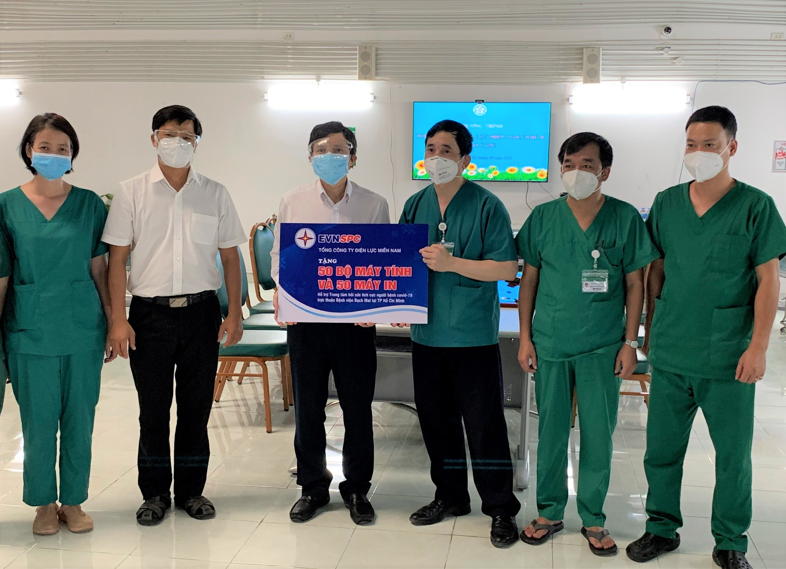 EVNSPC trao tặng 100 bộ máy tính và 100 máy in cho Bệnh viện dã chiến 16