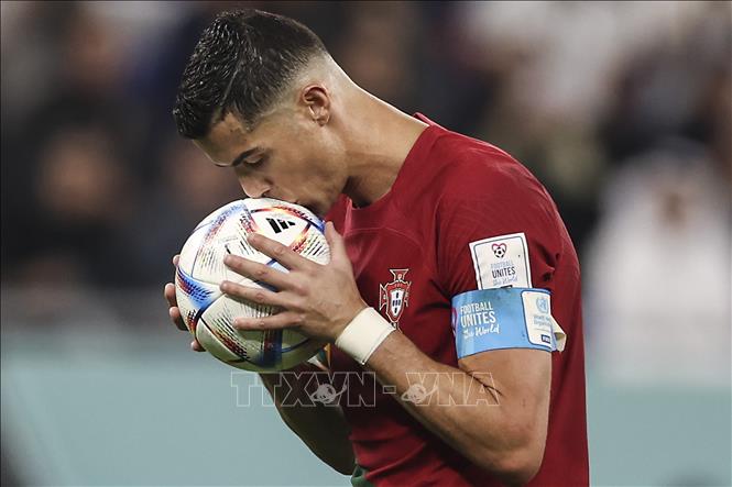 Tiền đạo Cristiano Ronaldo của Bồ Đào Nha hôn lên trái bóng trước khi thực hiện cú sút phạt đền (Bồ Đào Nha - Ghana), ngày 24/11. Ảnh: THX/TTXVN