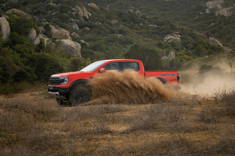Vận hành Ford Ranger Raptor Red 15