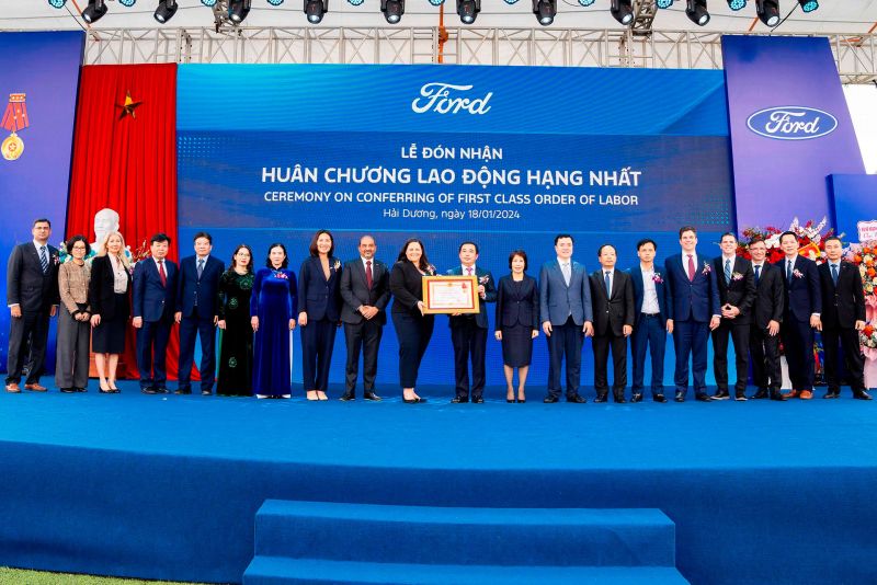 Ford Việt Nam đón nhận Huân chương Lao động hạng Nhất.