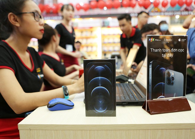 FPT Retail được thưởng vì lập kỷ lục bán loạt iPhone 12 - ảnh 1