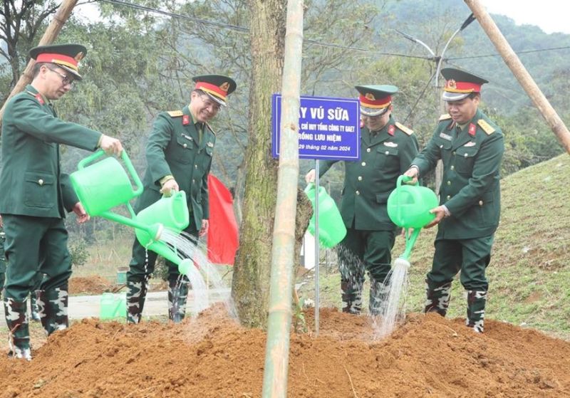Lãnh đạo, chỉ huy Tổng công ty GAET tham gia trồng cây Vú sữa tại khuôn viên Chi nhánh Ninh Bình thuộc Công ty Vật liệu nổ công nghiệp. Lãnh đạo, chỉ huy Tổng công ty GAET tham gia trồng cây Vú sữa tại khuôn viên Chi nhánh Ninh Bình thuộc Công ty Vật liệu nổ công nghiệp.