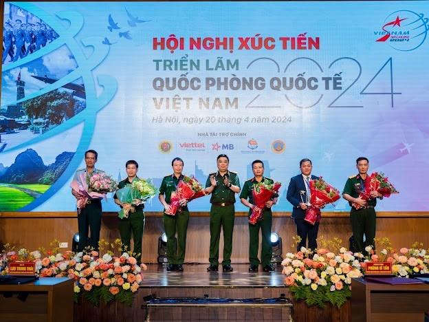 Đại tá Phan Chiến Thắng – Tổng Giám đốc Tổng công ty GAET nhận hoa chúc mừng của Thủ trưởng cấp trên tại Hội nghị Xúc tiến Triển lãm QPQTVN 2024 Đại tá Phan Chiến Thắng – Tổng Giám đốc Tổng công ty GAET nhận hoa chúc mừng của Thủ trưởng cấp trên tại Hội nghị Xúc tiến Triển lãm QPQTVN 2024