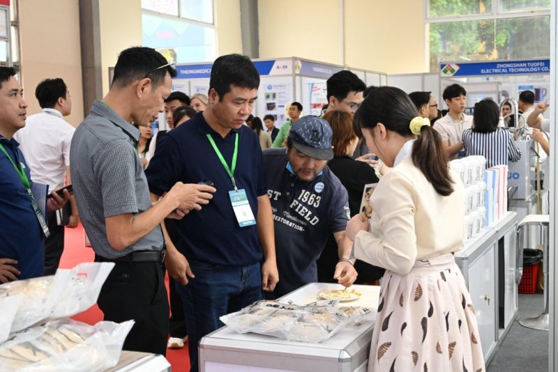 Vietnam Expo 2024 là dịp để các doanh nghiệp trong và ngoài nước gặp gỡ, giao thương, tìm hiểu cơ hội kinh doanh, xuất khẩu hàng hoá. Ảnh: Cấn Dũng Vietnam Expo 2024 là dịp để các doanh nghiệp trong và ngoài nước gặp gỡ, giao thương, tìm hiểu cơ hội kinh doanh, xuất khẩu hàng hoá. Ảnh: Cấn Dũng