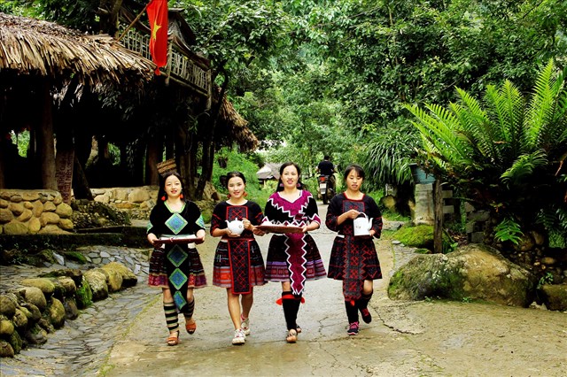 gan-du-lich-cong-dong-voi-van-h243a-truyen-thong-de-ph225t-trien-ben-vung_1.jpg
