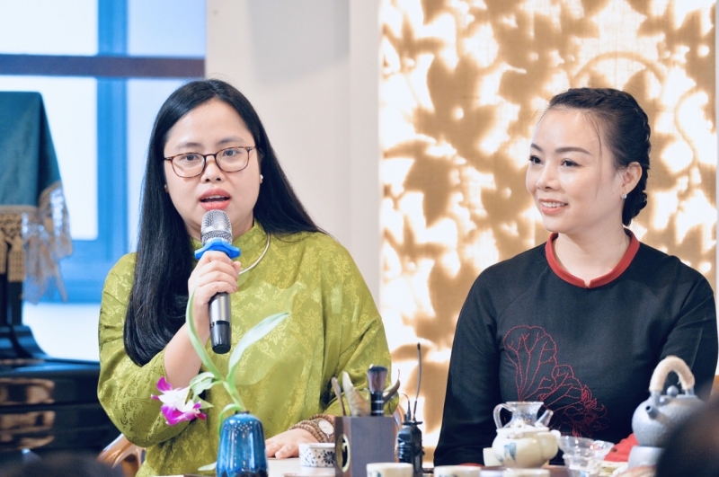 Chị Nguyễn Thu Trang, là dâu con đời thứ 13 của dòng họ Nguyễn Đình sinh sống tại Hà Nội, chia sẻ về trà Mạn Hảo thương hiệu Diên Thái.