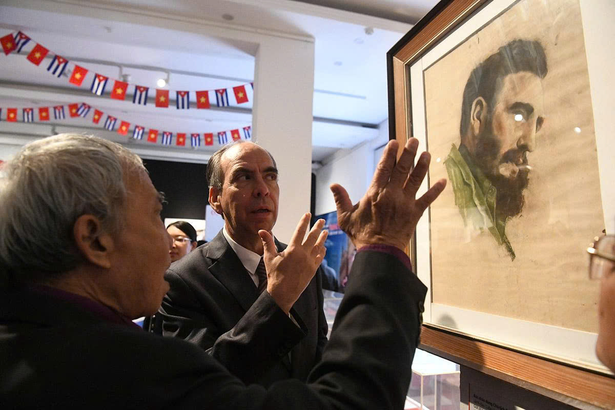 Triển lãm “Nghĩa tình thủy chung”: Dấu ấn 65 năm son sắt Việt Nam – Cuba