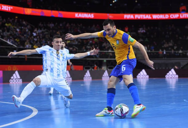 ghi-2-b224n-trong-1-ph250t-argentina-loai-brazil-tai-b225n-ket-futsal-world-cup-2021_3.jpg ghi-2-b224n-trong-1-ph250t-argentina-loai-brazil-tai-b225n-ket-futsal-world-cup-2021_3.jpg