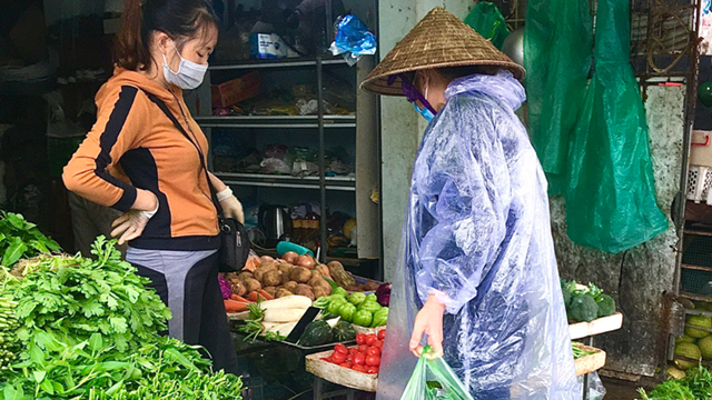 Giá rau đắt ngang tiền thịt: Người dân ngao ngán, tiểu thương thất thu