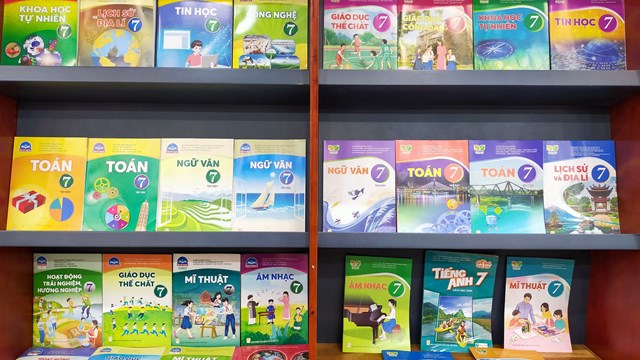 Giá sách giáo khoa mới tăng vọt: Phụ huynh đau đầu, NXB nói 'phục vụ xã hội'
