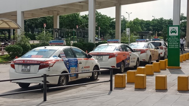 Giá xăng 'nhảy múa', tài xế taxi lao đao, doanh nghiệp vận tải loay hoay