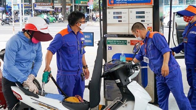 Giá xăng dầu tăng ảnh hưởng như thế nào đến người dân, doanh nghiệp?