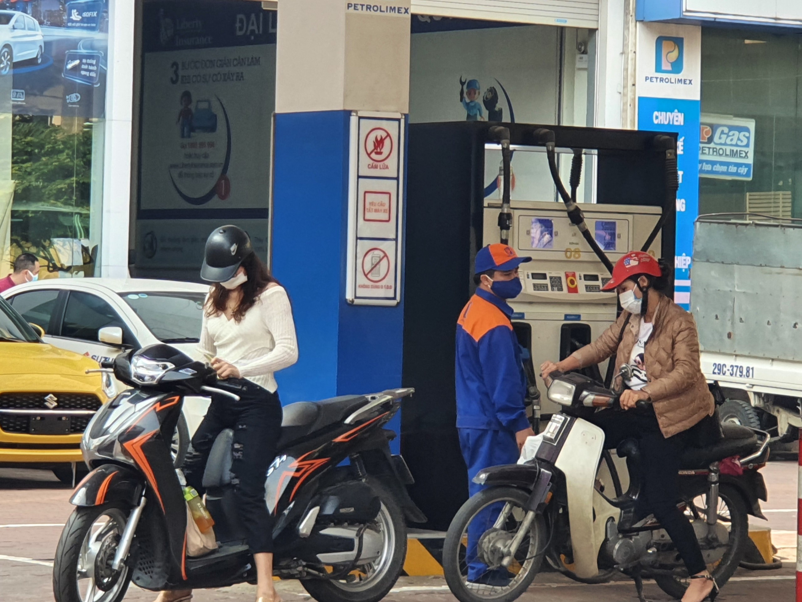 gi225-xang-tang-nguoi-d226n-xep-h224ng-cho-mua_10.jpg gi225-xang-tang-nguoi-d226n-xep-h224ng-cho-mua_10.jpg