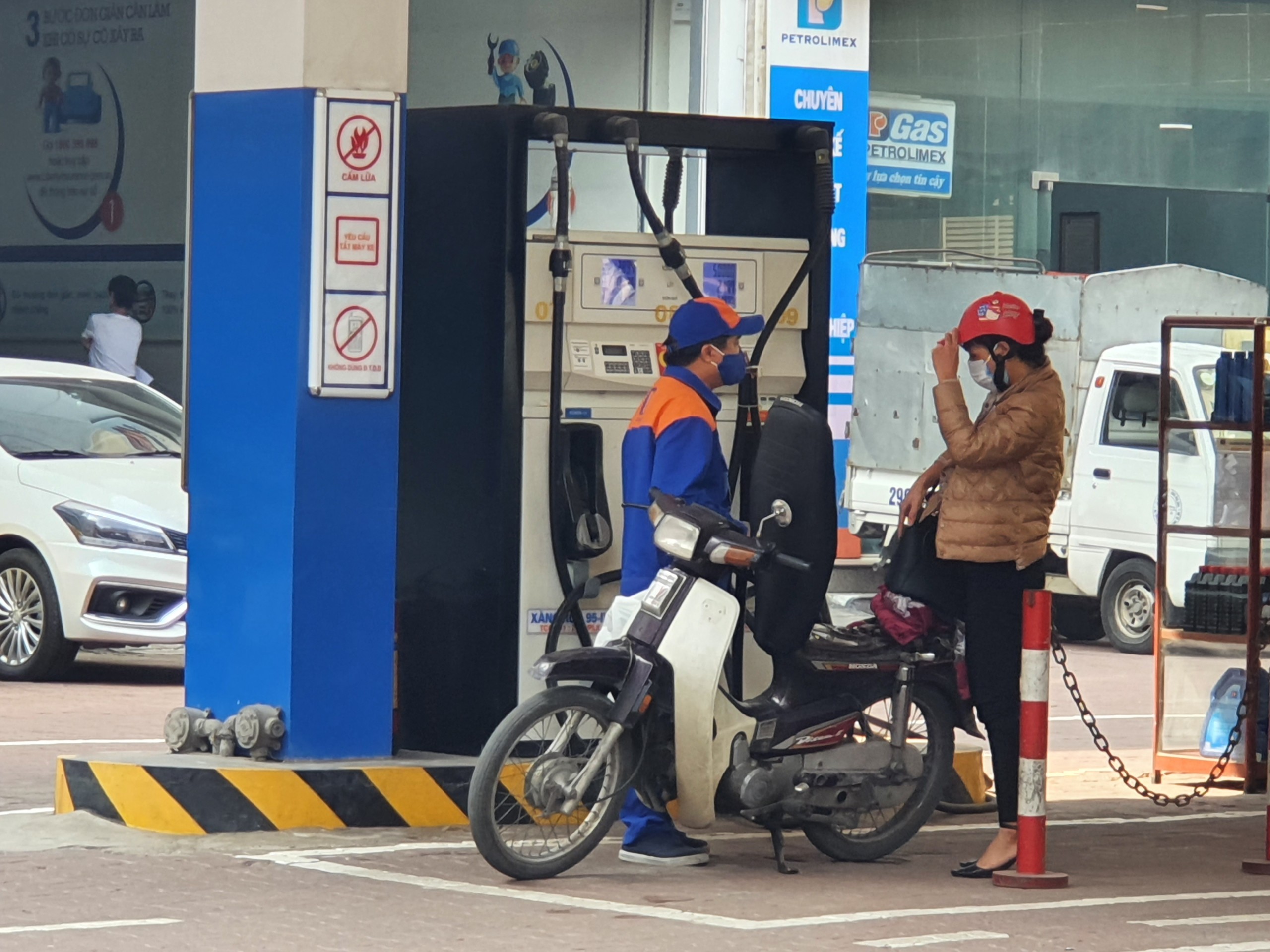 gi225-xang-tang-nguoi-d226n-xep-h224ng-cho-mua_7.jpg gi225-xang-tang-nguoi-d226n-xep-h224ng-cho-mua_7.jpg