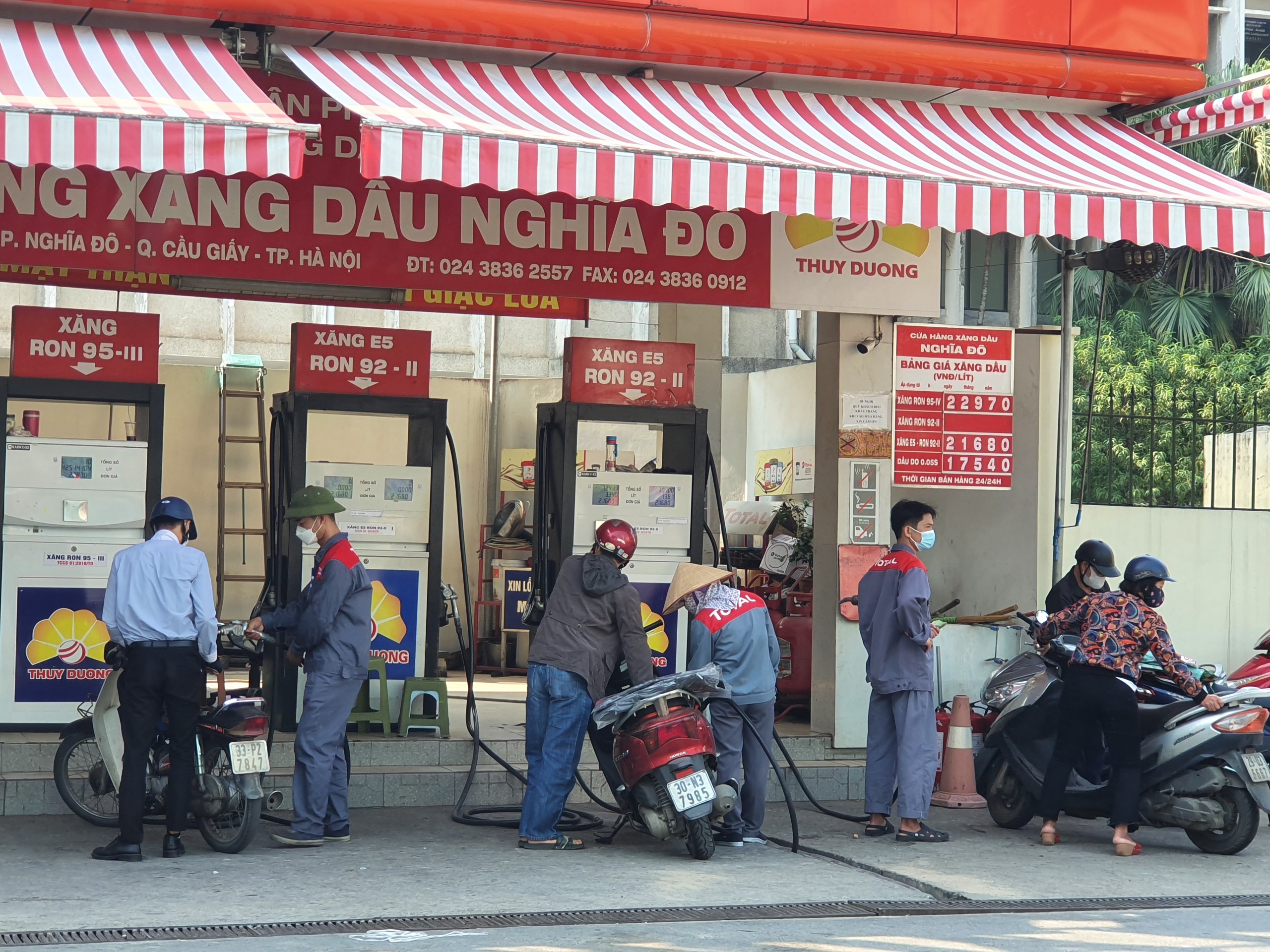 gi225-xang-tang-nguoi-d226n-xep-h224ng-cho-mua_8.jpg gi225-xang-tang-nguoi-d226n-xep-h224ng-cho-mua_8.jpg