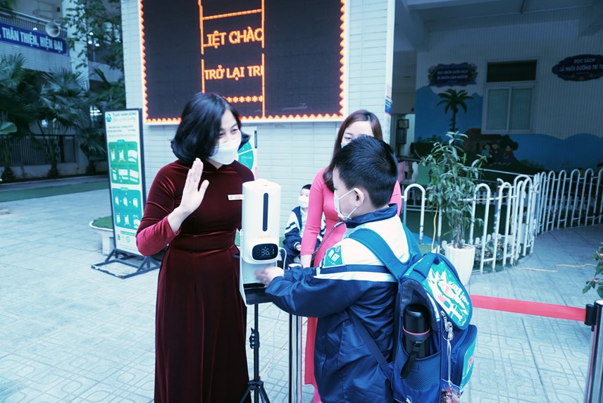 gi225o-vi234n-h224-noi-x250c-dong-roi-nuoc-mat39-d243n-hoc-sinh_2.jpg