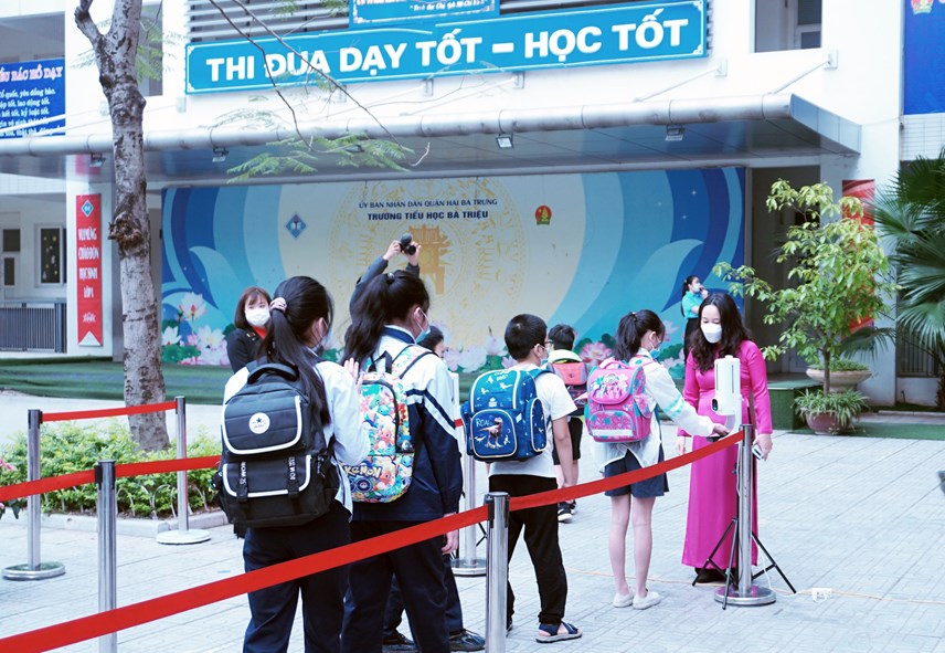 gi225o-vi234n-h224-noi-x250c-dong-roi-nuoc-mat39-d243n-hoc-sinh_5.jpg