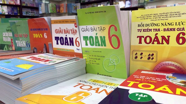 Giãn cách, mua sách khó khăn