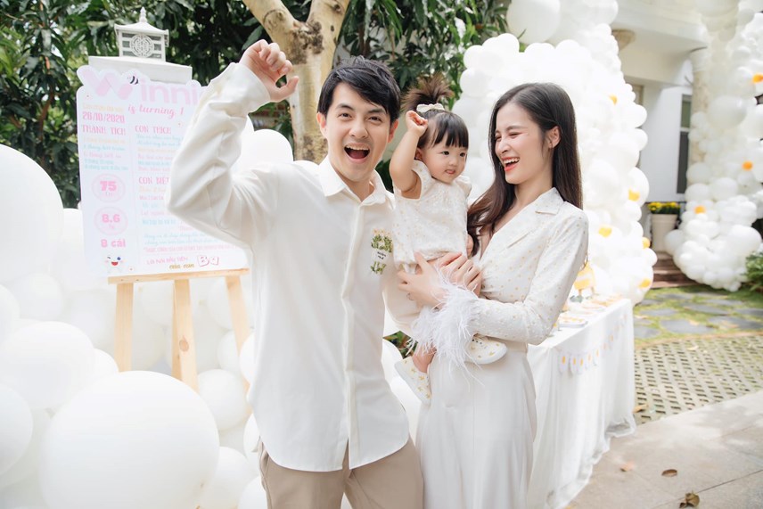 gia-d236nh-d244ng-nhi-rang-ro-trong-ng224y-sinh-nhat-tr242n-tuoi-cua-b233-winnie_5.jpg gia-d236nh-d244ng-nhi-rang-ro-trong-ng224y-sinh-nhat-tr242n-tuoi-cua-b233-winnie_5.jpg