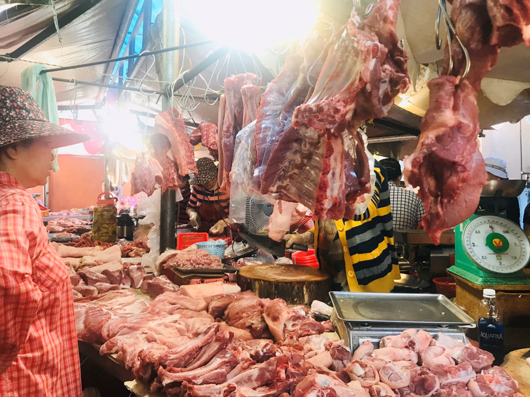 Giá heo hơi ngày 8.3: Thịt heo tại chợ truyền thống tăng mạnh