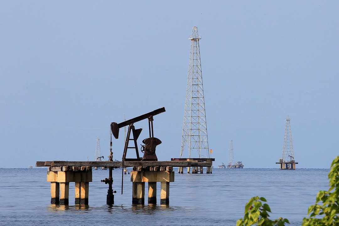 Giá xăng dầu hôm nay 21.11.2020: Dầu Brent vọt trên mốc 45 USD/thùng