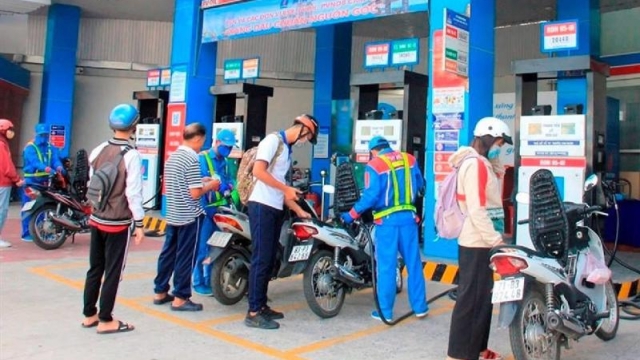 Giá xăng dầu tăng giảm trái chiều