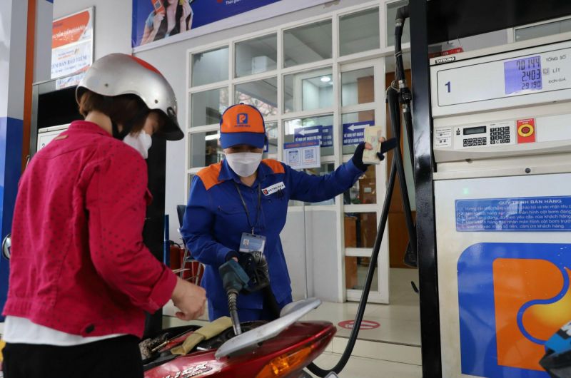 Giá xăng dầu trong nước ngày 1/8 dự kiến tiếp tục giảm theo xu hướng của giá dầu thế giới. Giá xăng dầu trong nước ngày 1/8 dự kiến tiếp tục giảm theo xu hướng của giá dầu thế giới.