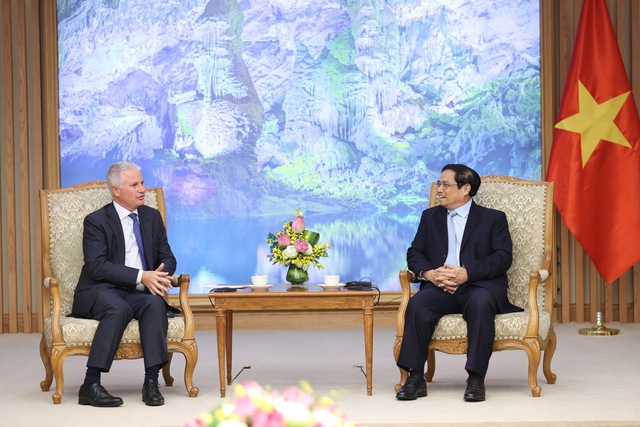 Thủ tướng đề nghị Warburg Pincus với mạng lưới khách hàng rộng lớn trên thế giới tiếp tục là cầu nối để đưa các nhà đầu tư Hoa Kỳ nói riêng và nước ngoài nói chung đến đầu tư tại Việt Nam. Ảnh VGP/Nhật Bắc