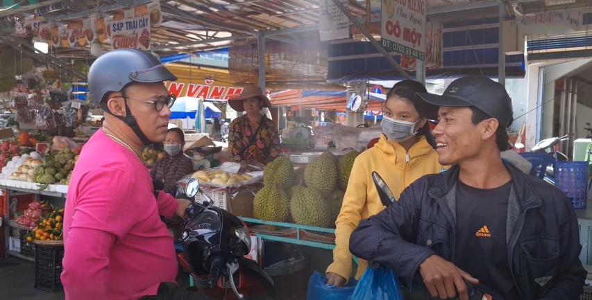 Giọng hát ngọt ngào của hai cha con bán kẹo kéo vào 'Sô diễn cuộc đời'