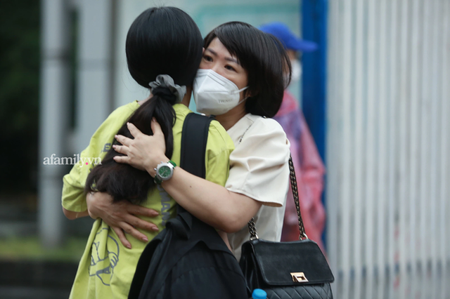  Gửi những bố mẹ có con “không đáng tự hào”: Nói mong con hạnh phúc, sao cứ thèm thuồng nhìn vào điểm số? - Ảnh 2.