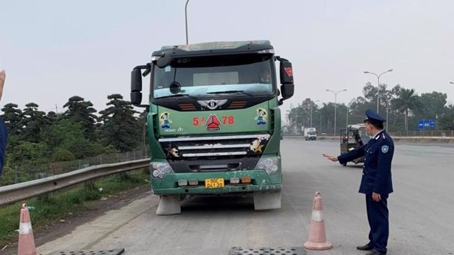 Hà Nội: 35 trường hợp xe quá tải qua cầu Thăng Long bị xử lý nghiêm