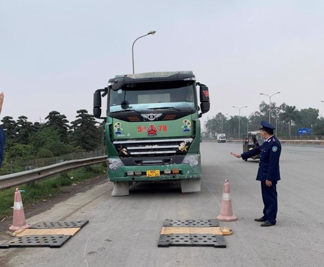 h224-noi-35-truong-hop-xe-qu225-tai-qua-cau-thang-long-bi-xu-l253-nghi234m_1.jpg h224-noi-35-truong-hop-xe-qu225-tai-qua-cau-thang-long-bi-xu-l253-nghi234m_1.jpg