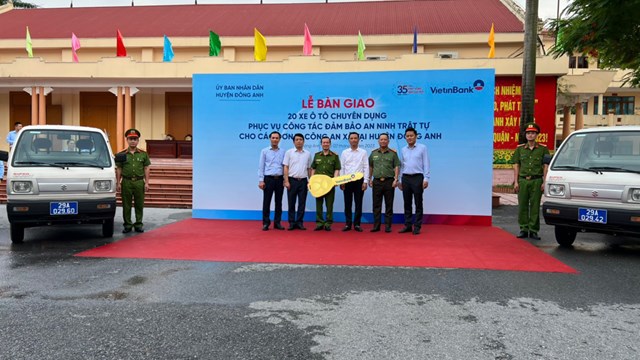 Hà Nội: Bàn giao 20 xe ô tô cho Công an huyện Đông Anh phục vụ công tác