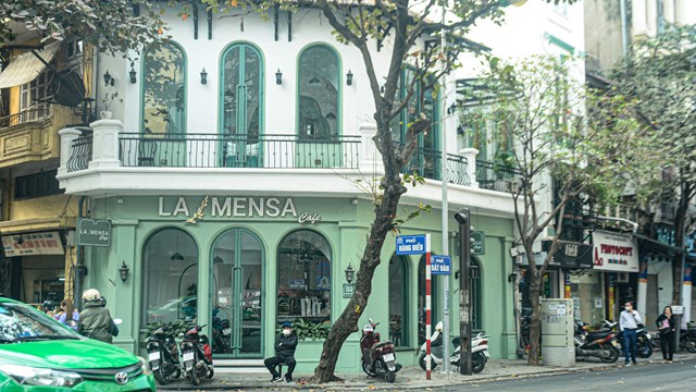 Hà Nội: Cách vài bước chân, nơi phải mua về, nơi được ngồi tại chỗ