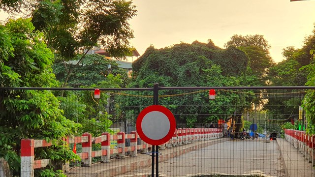 Hà Nội: Cận cảnh chốt cứng 'nội bất xuất, ngoại bất nhập' tăng cường kiểm soát vùng đỏ