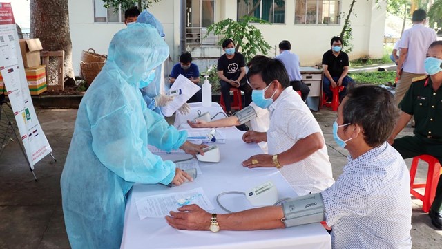 Hà Nội dành 87,4 tỷ đồng thăm, tặng quà Tết cho lực lượng chống dịch Covid-19