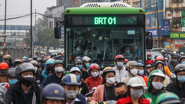 Hà Nội đề xuất 14 làn đường ưu tiên xe buýt: Liệu có khả thi?